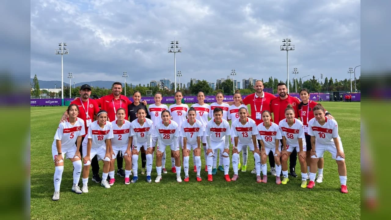 Merter Final Okulları Kız Futbol Takımı dünya dördüncüsü oldu