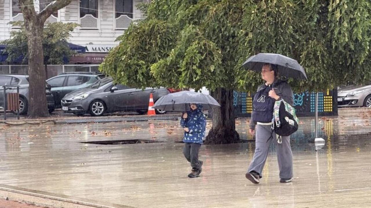 Meteoroloji'den birçok il için sağanak yağış ve fırtına uyarısı