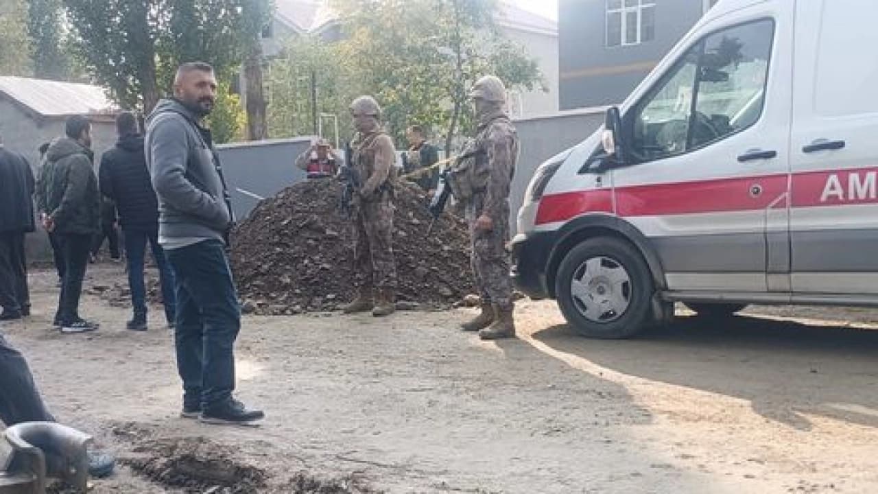 MUŞ'TA ARAZİ KAVGASINDA EMEKLİ POLİS K KARDEŞİNİN EVİNİ BASTI: 2 ÖL?