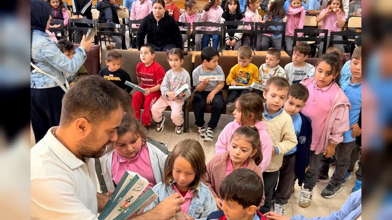 Sakarya'da kırsal mahalledeki çocuklar gölge oyunuyla buluştu