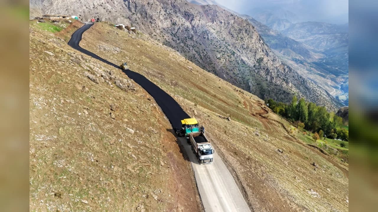 Van'da Sarp Coğrafyadaki Mahallede Asfalt Çalışması
