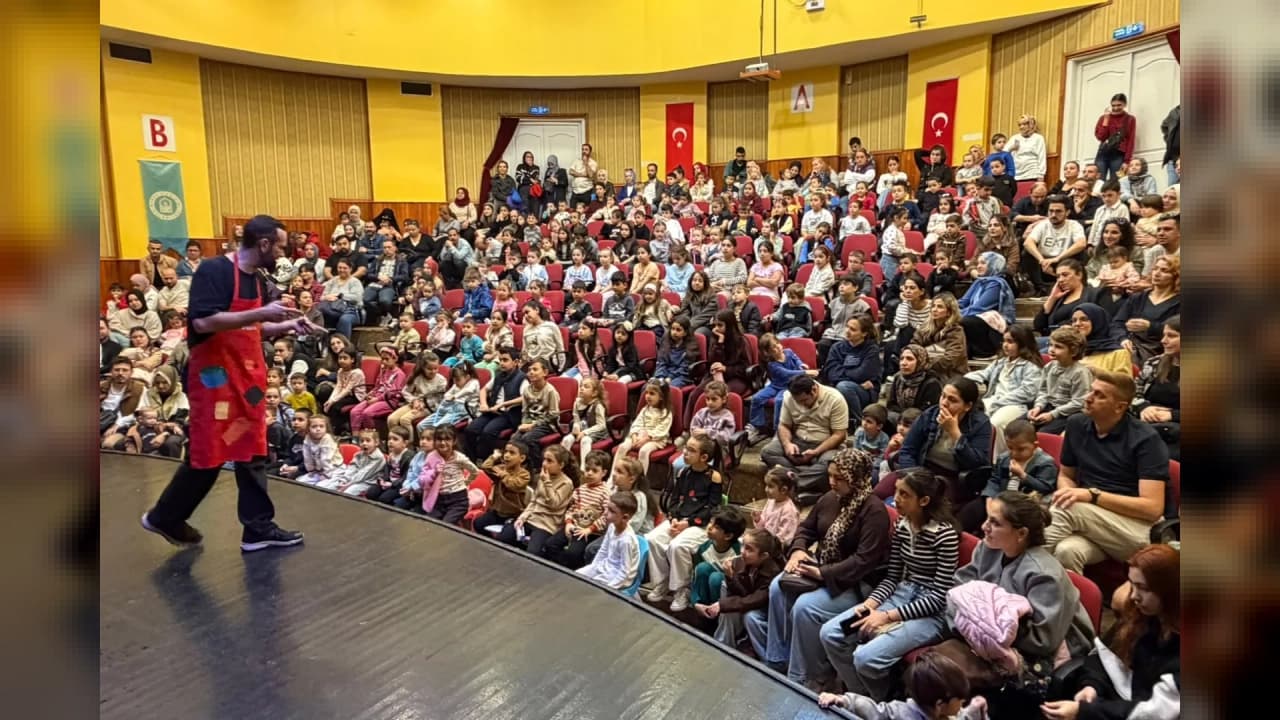 YILDIRIM BELEDİYESİNDEN ÇOCUKLARA ÜCRETSİZ TİYATRO ETKİNLİĞİ