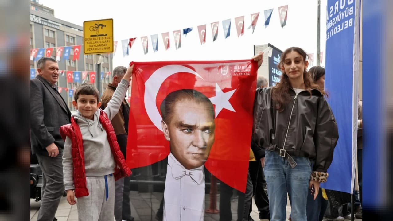 Bursa'da Cumhuriyet Bayramı coşkusu: On binlerce poster dağıtıldı