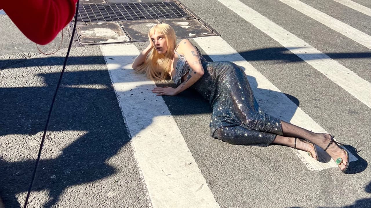 Cara Delevingne moda çekimi için trafiği kapattı