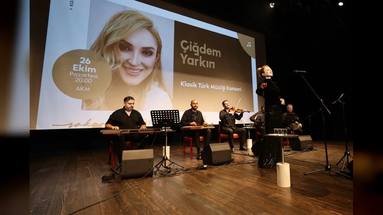Çiğdem Yarkın AKM'de Klasik Türk Müziği konseri verdi