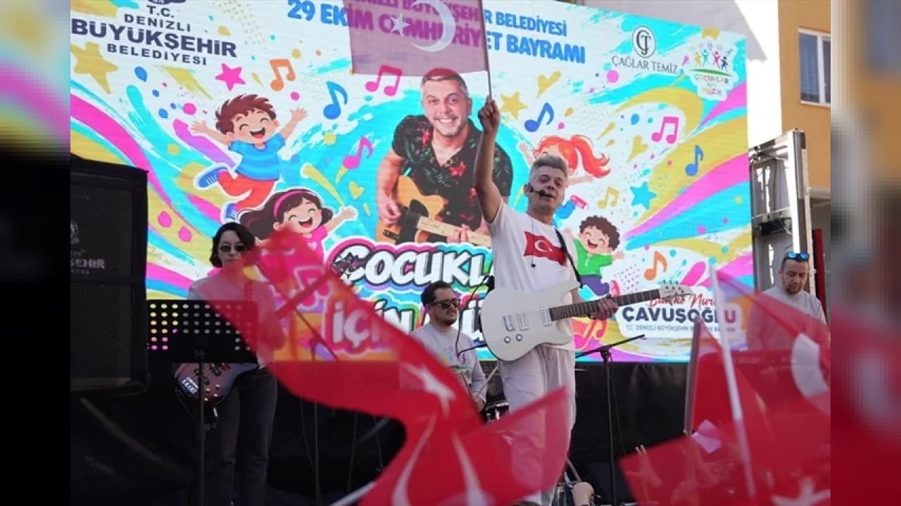 Denizli'de 9 okulda binlerce çocuk Cumhuriyet coşkusu yaşadı