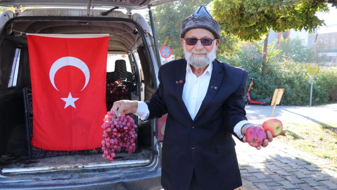 Elmacı Dede" Denizli'den getirdiği meyveleri askerlere ulaştırdı
