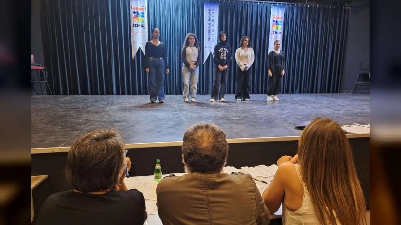 Genç İzmir Tiyatro Topluluğu Yeni Sezon Seçmelerini Tamamladı