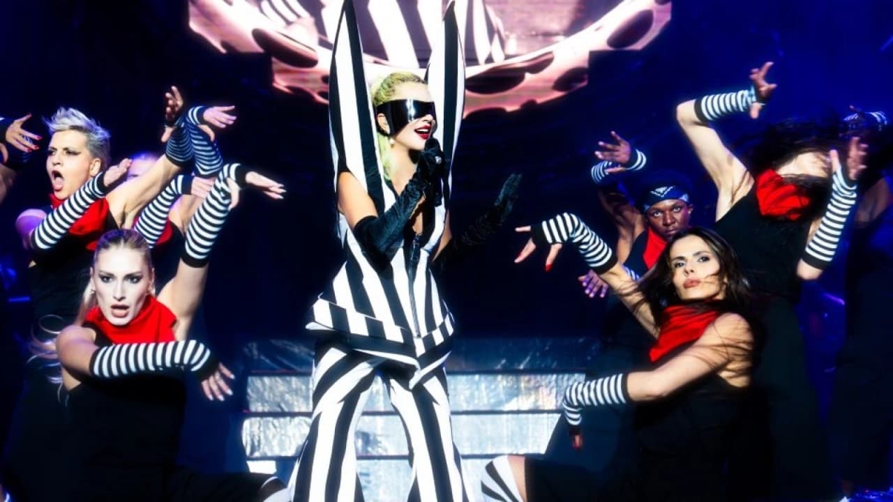 Hande Yener Harbiye konserinde Simge Sağın ve Yaşar'la düet yaptı