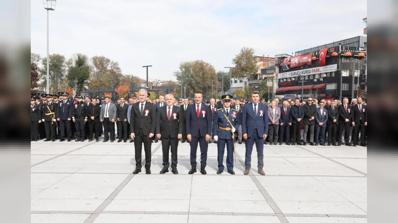 İnegöl’de 29 Ekim Cumhuriyet Bayramı çelenk töreniyle başladı