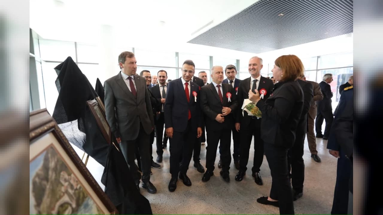 İnegöl'de Cumhuriyet Temalı Goblen Sergisi Ziyarete Açıldı