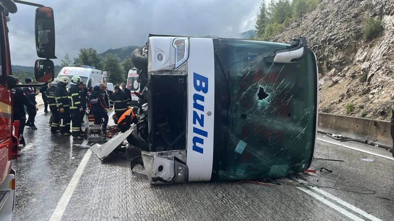 Isparta-Antalya kara yolunda yolcu otobüsü devrildi: 1 ölü, 7 yaralı