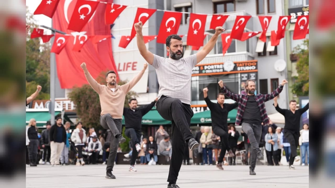 İzmit'te 41 vatandaştan Cumhuriyet için sürpriz zeybek gösterisi