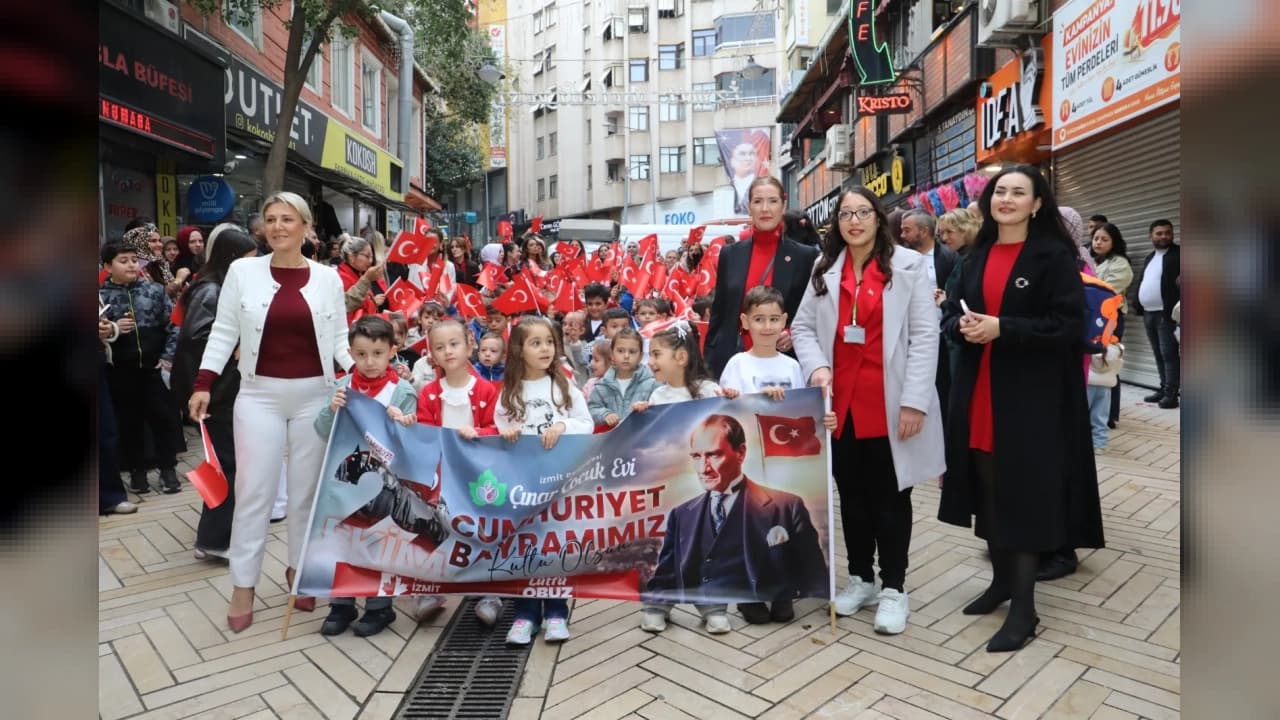 İzmit'te miniklerden 29 Ekim korteji ve Cumhuriyet Korosu
