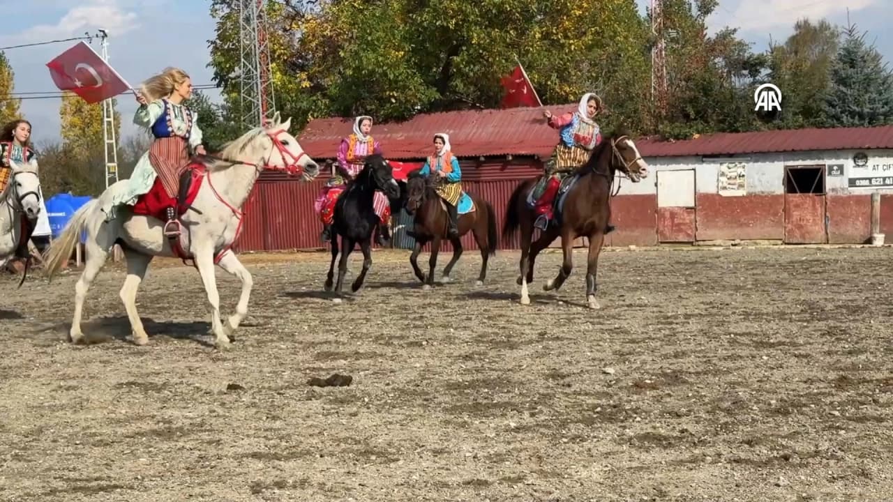 Kastamonu'da unutulmaya yüz tutan kadın at yarışları yeniden başladı