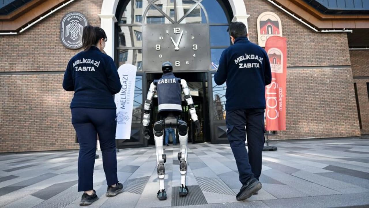 Kayseri'de zabıta ekiplerine yapay zeka destekli robot eşlik ediyor