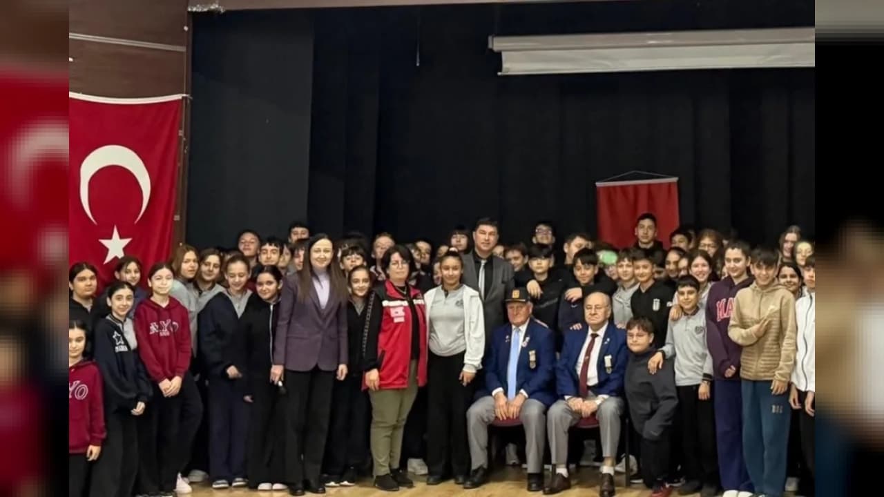 Kıbrıs gazileri Keşan'da öğrencilerle bir araya geldi