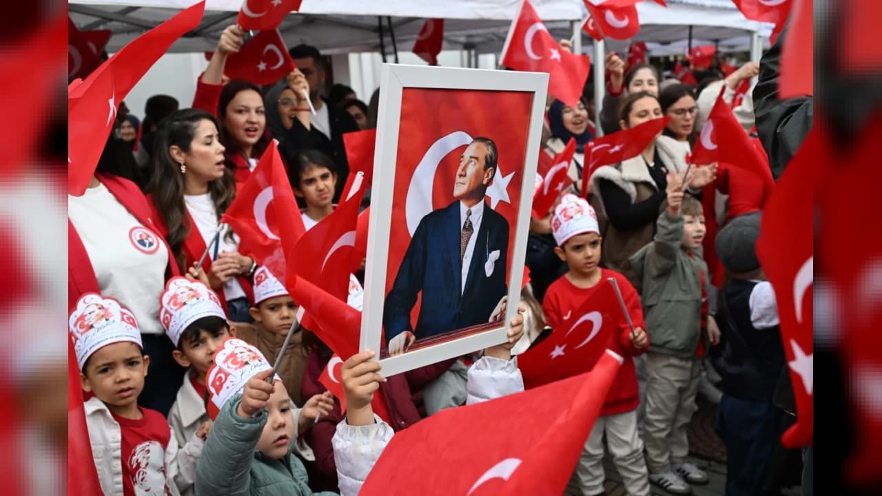 Manisa'da çocuklar Cumhuriyet Bayramı'nı marşlarla kutladı