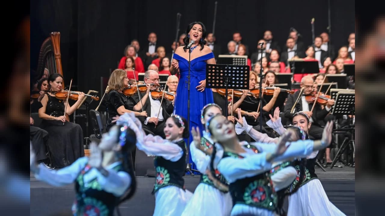 400 Sanatçı Türk Dünyası Konserinde Aynı Sahneyi Paylaştı