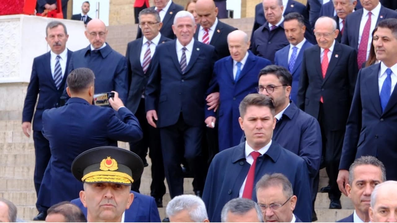 Bahçeli ve Dervişoğlu Anıtkabir merdivenlerinden kol kola indi
