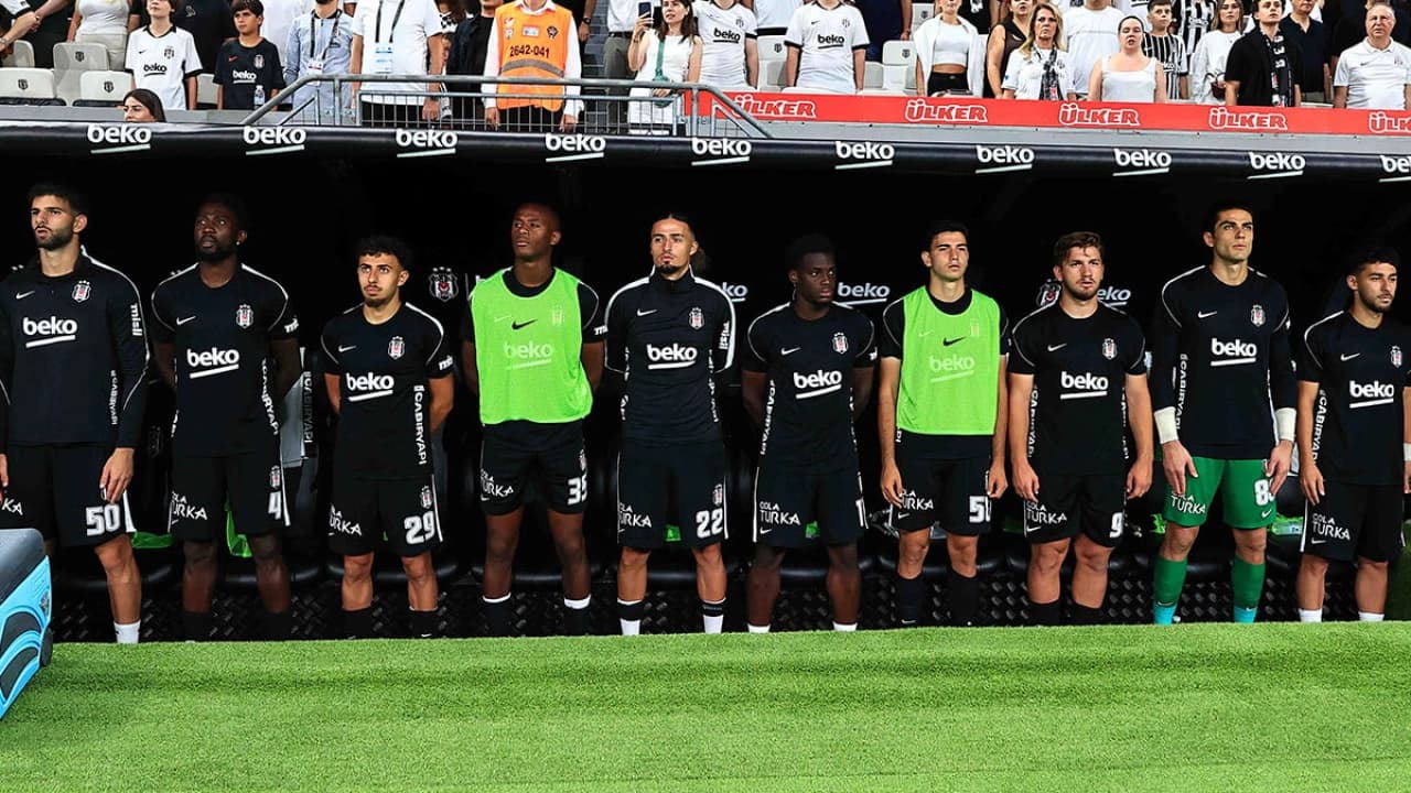 Beşiktaşlı Ümit Akdağ Crystal Palace maçında hırsından elini sakatladı