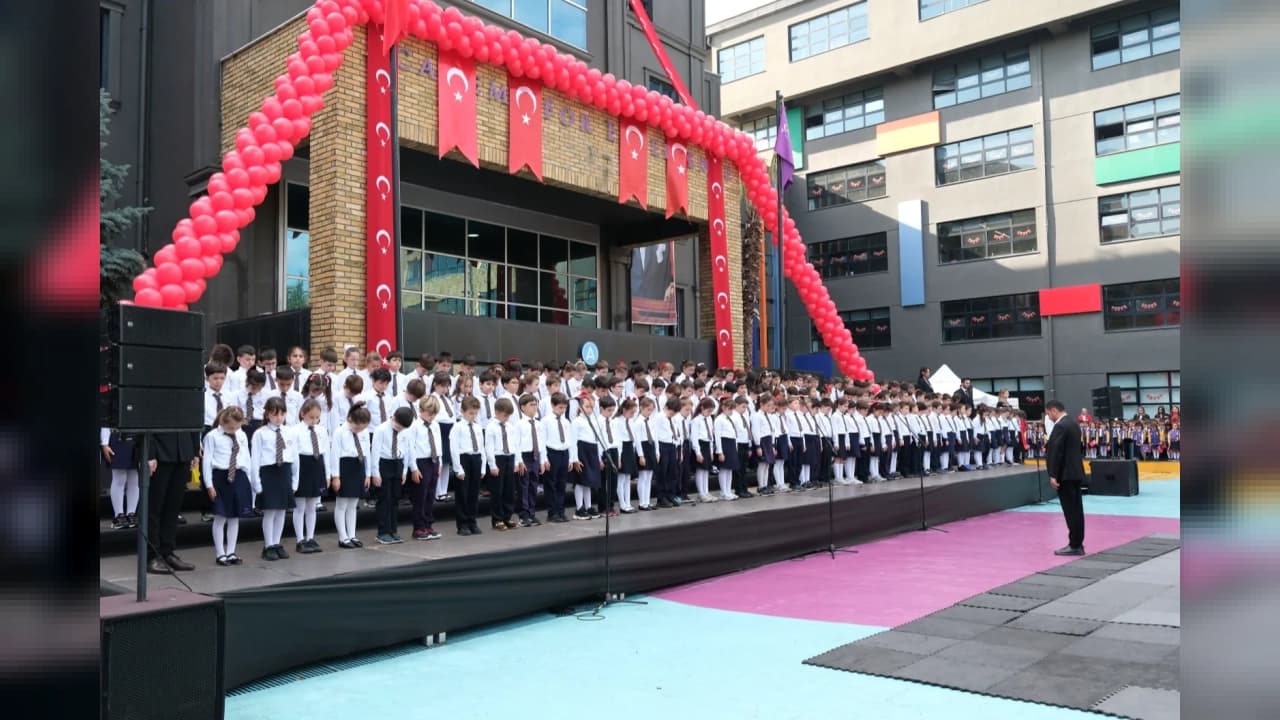 Bursa'da Şahinkaya Eğitim Kurumları Cumhuriyet'in 103. yılını kutladı