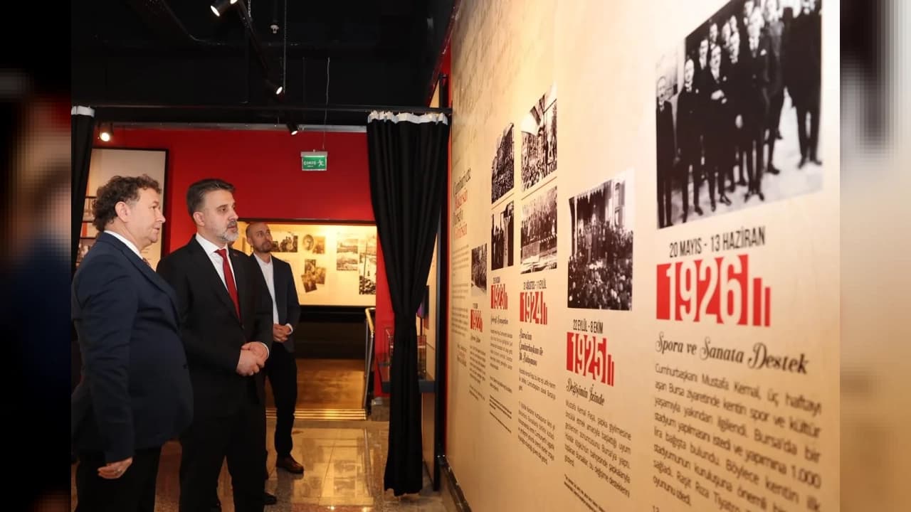 Bursa Kent Müzesi'nde Bakarsan Cumhuriyeti Görürsün sergisi