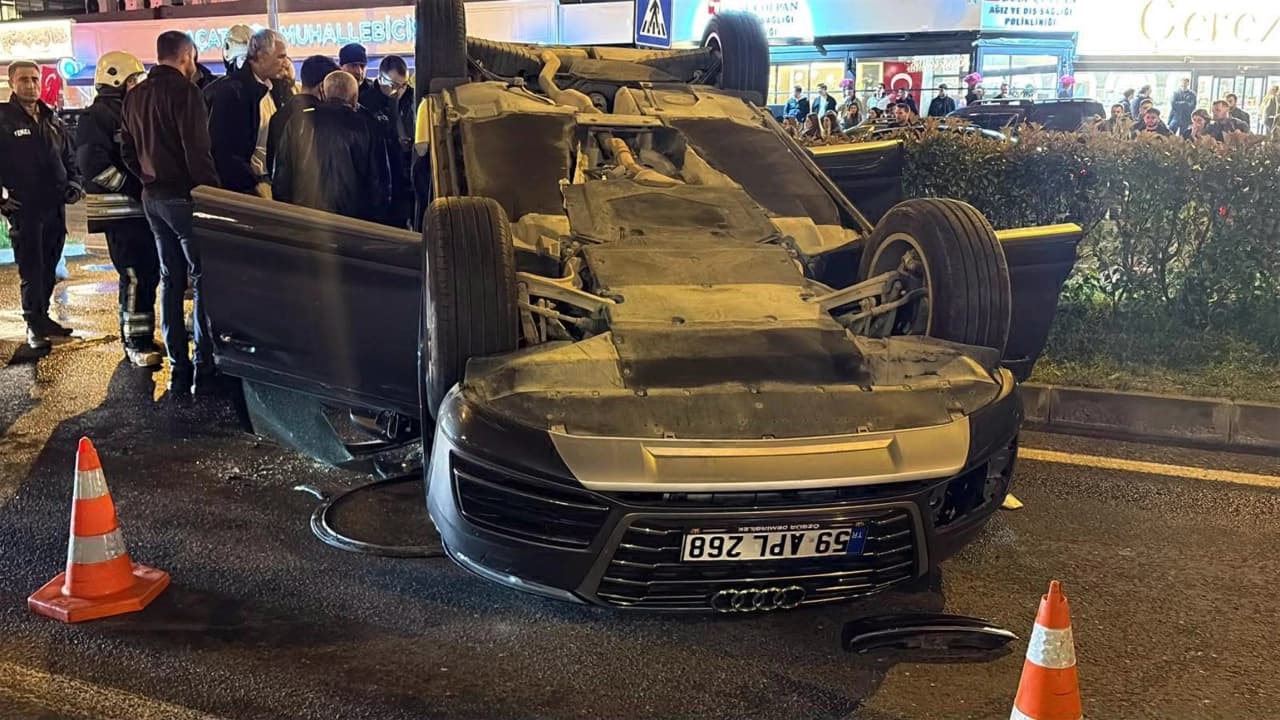 Çorlu'da otomobil park halindeki araçlara çarptı: 2 yaralı
