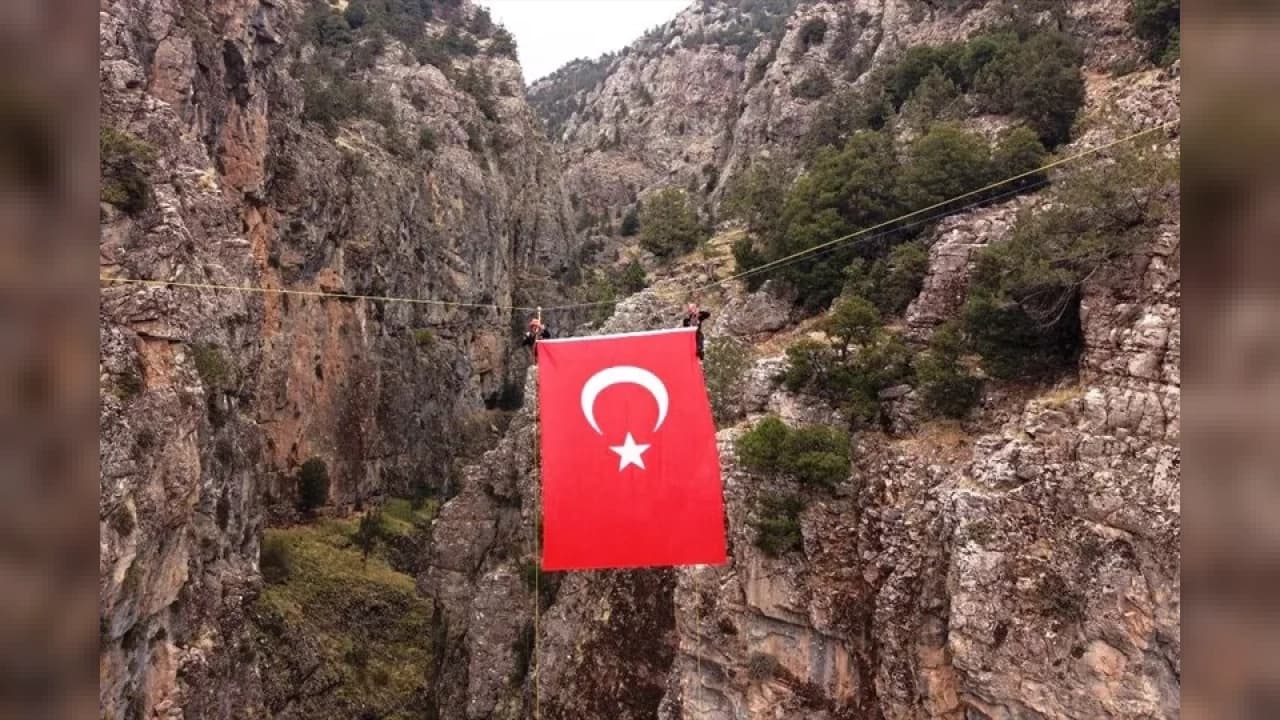 DEBAK ekibi Acıpayam Kanyonu'nda dev Türk bayrağı dalgalandırdı