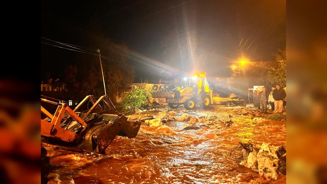 Demre'de kuvvetli sağanak sele yol açtı, tarım alanları zarar gördü