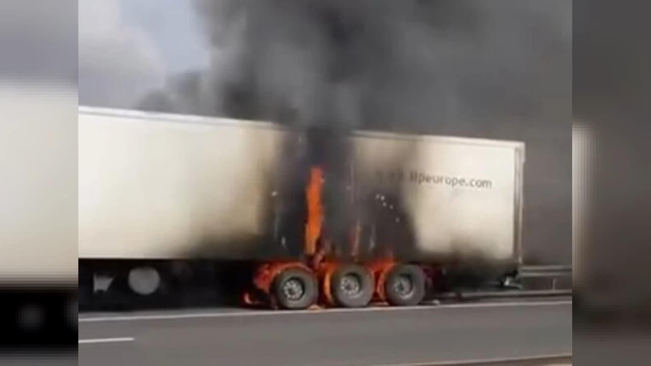 Düzce'de seyir halindeki TIR'ın dorsesinde çıkan yangın söndürüldü