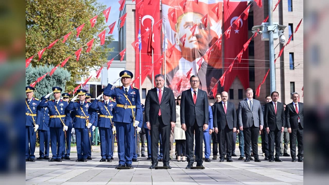 Eskişehir Valilik Meydanı'nda Cumhuriyet'in 103. Yılı Kutlandı