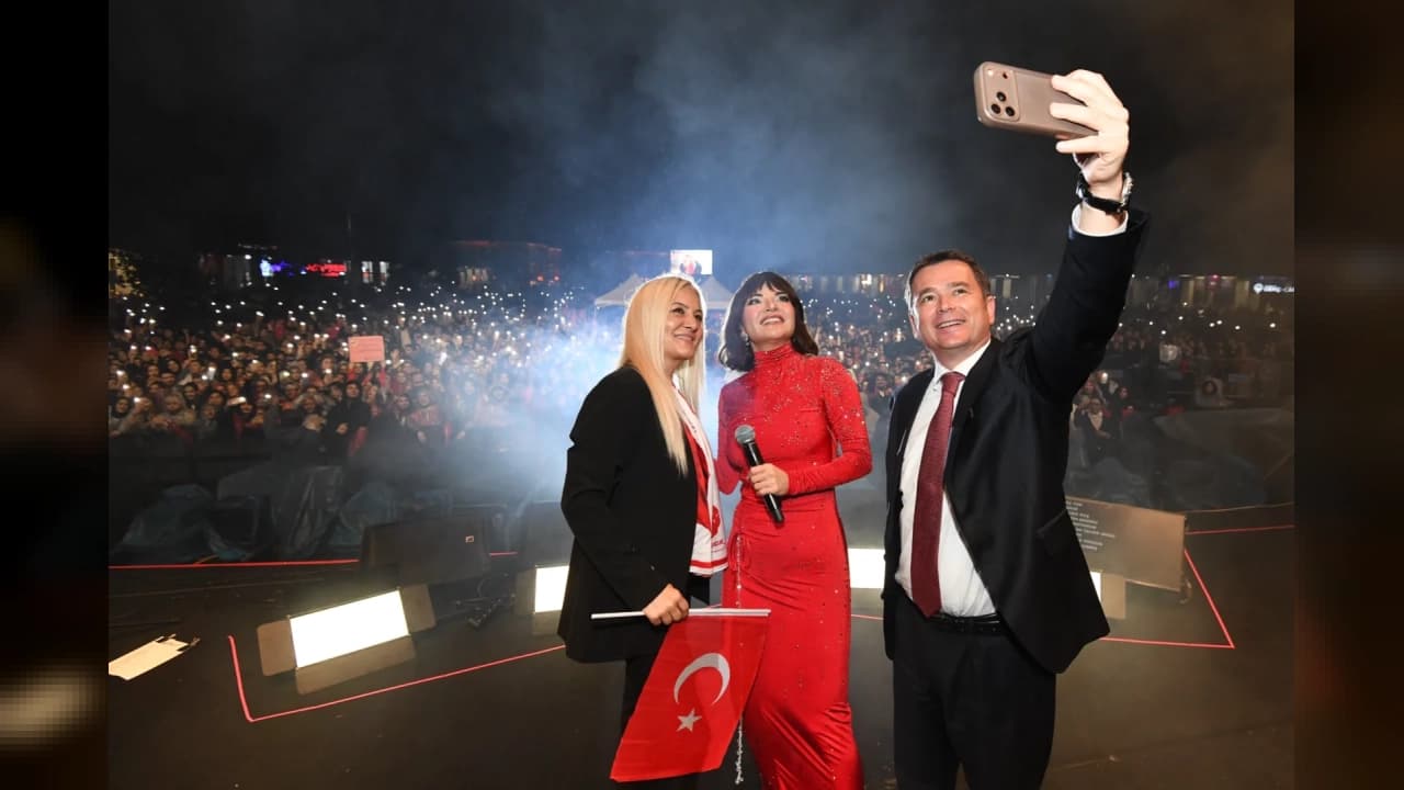 Göksel'den Bursa'da yağmur altında Cumhuriyet konseri