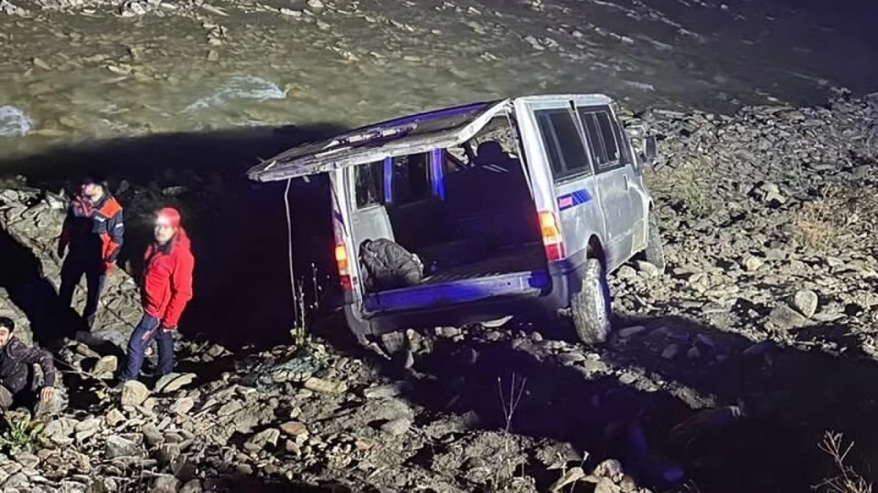 Hakkari'de göçmen taşıyan minibüs devrildi: 20 yaralı