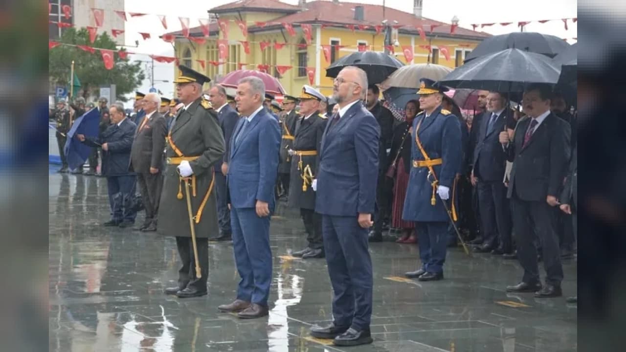 İESOB Başkanı Ata ve yönetimi sağanak yağış altında çelenk sundu