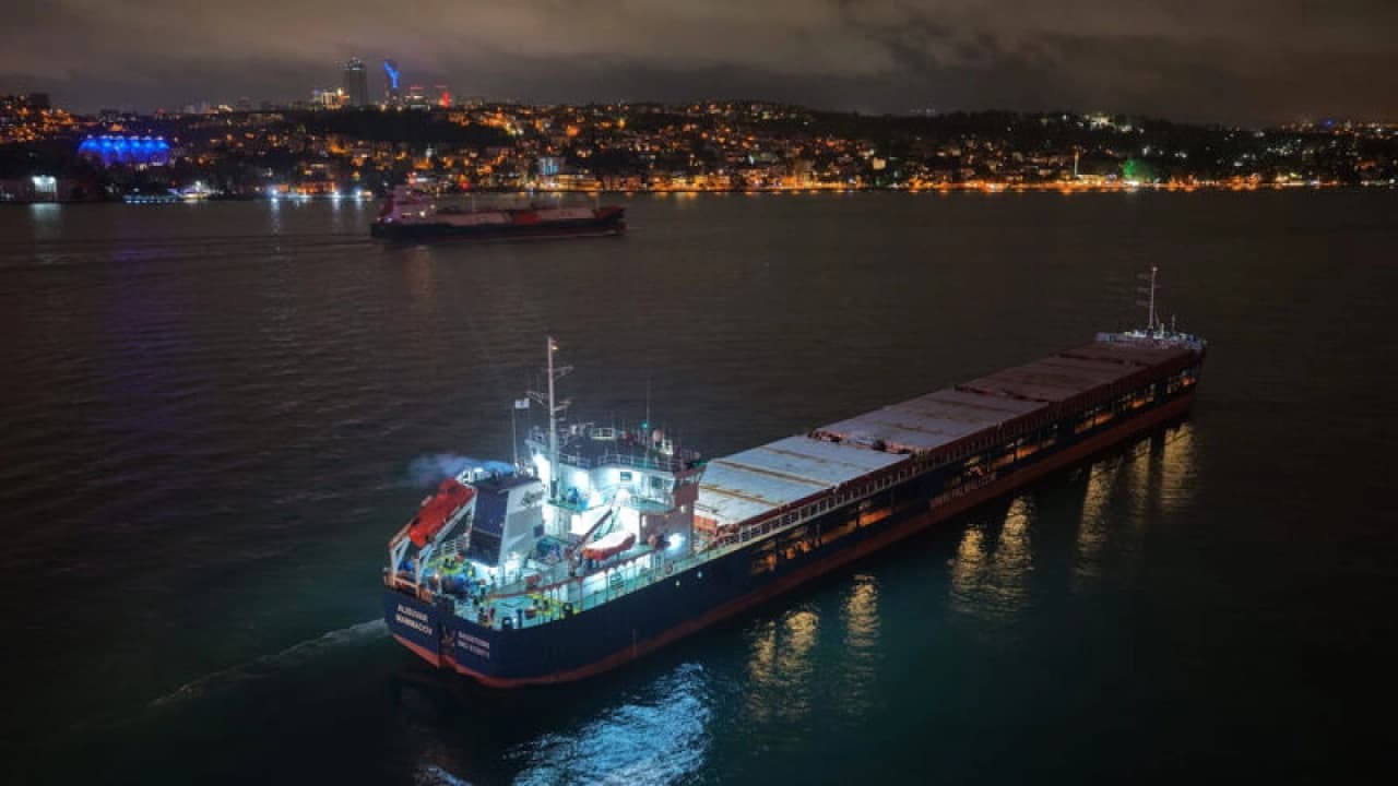 İstanbul Boğazı'nda gemi arızası trafiği durdurdu