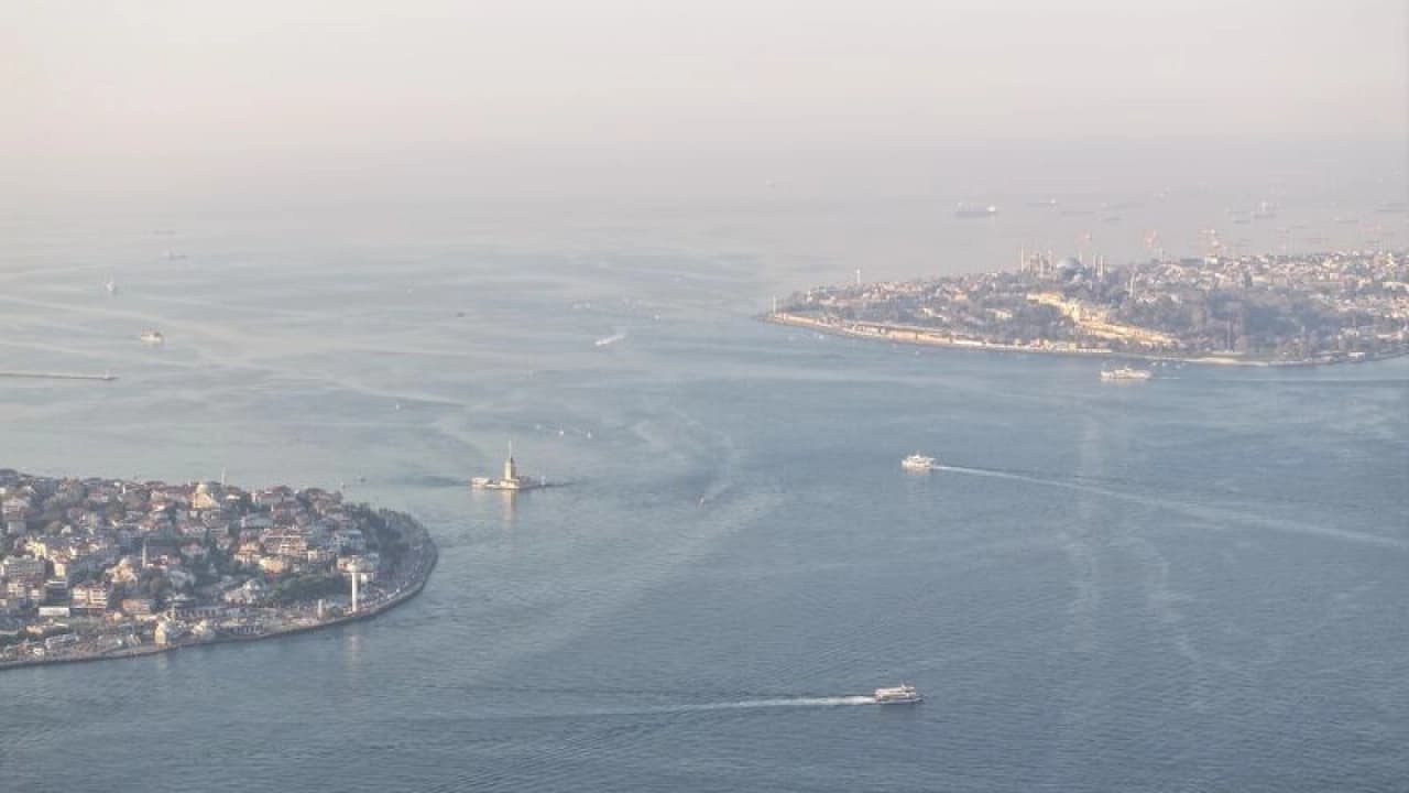 İstanbul Boğazı'nda gemi trafiği askıya alındı