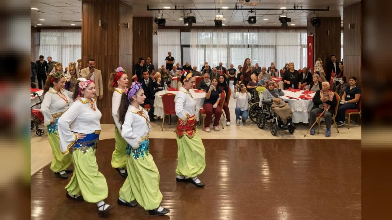 İzmir'de huzurevinde 29 Ekim Cumhuriyet Bayramı balosu