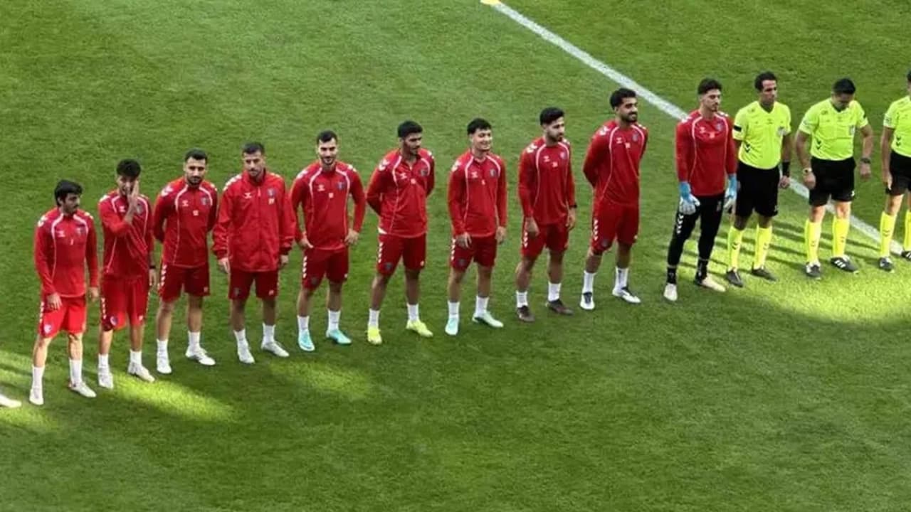 Karabük İdman Yurdu rakibi sahaya çıkmayınca turladı