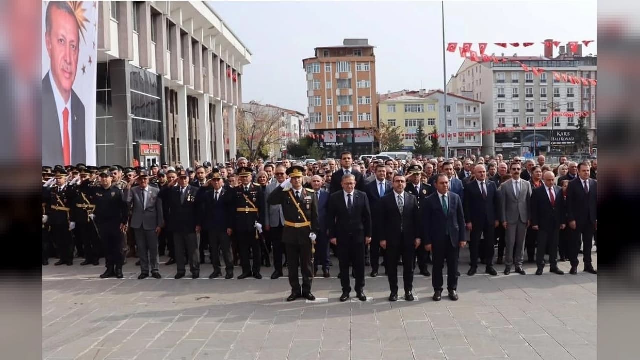 Kars'ta Cumhuriyet Bayramı coşkusu Atatürk Anıtı'na çelenk sunumuyla başladı