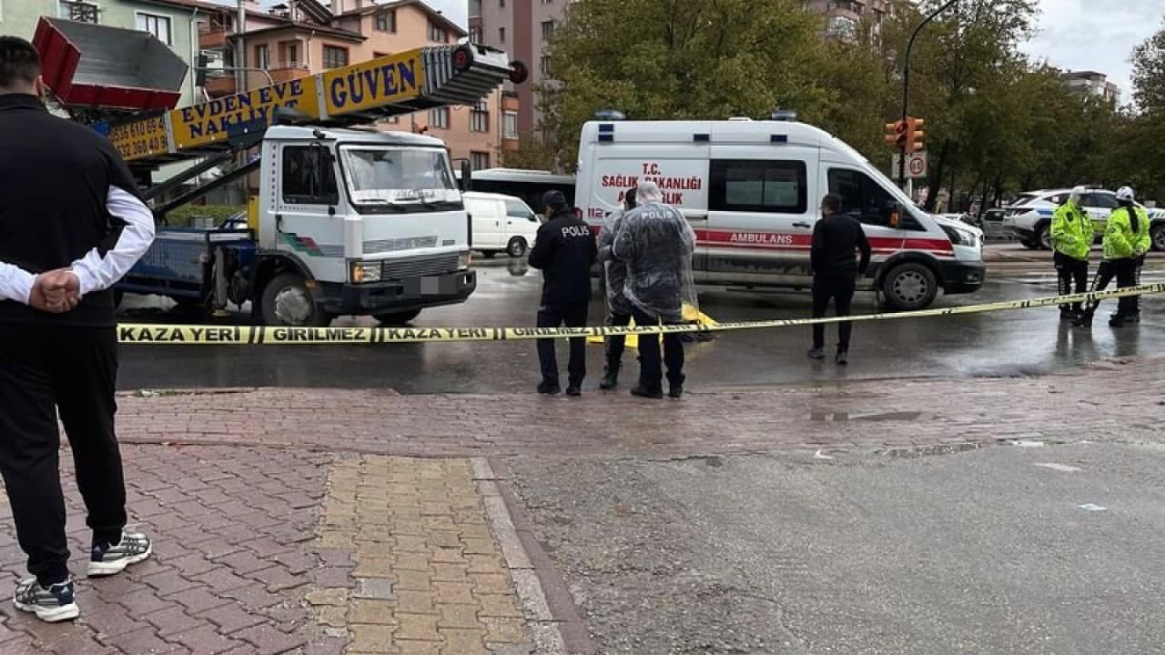 Konya'da taşıma asansörü kamyonunun çarptığı 77 yaşındaki kadın hayatını kaybetti