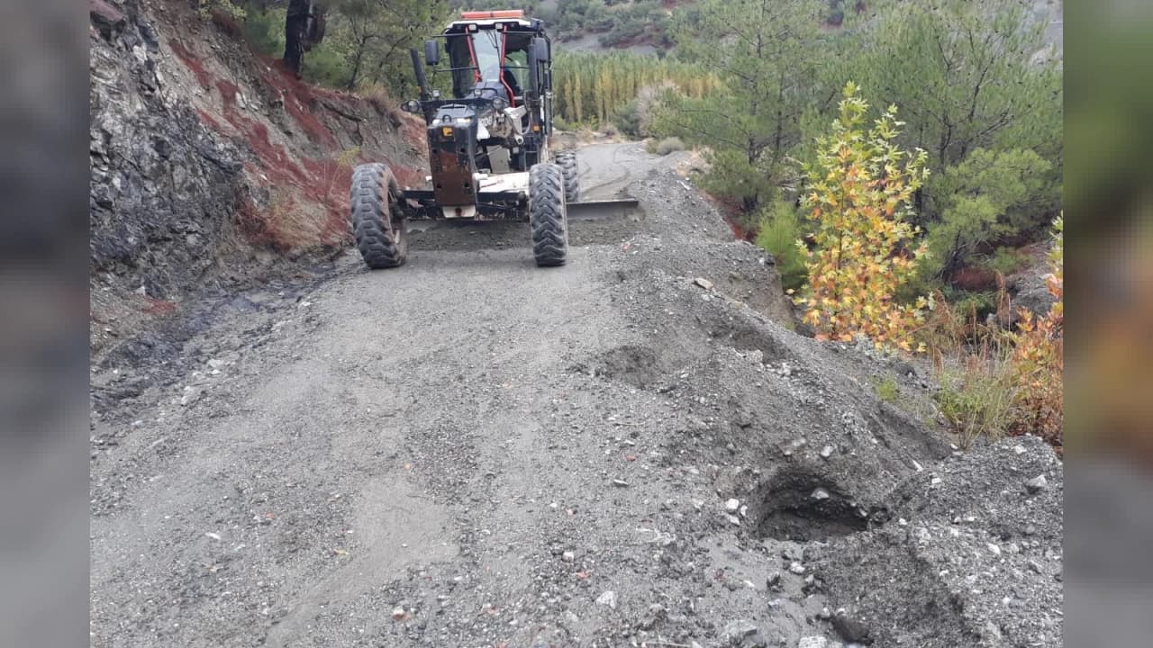Malatya'da sağanak yağış yolları kapattı belediye sahada