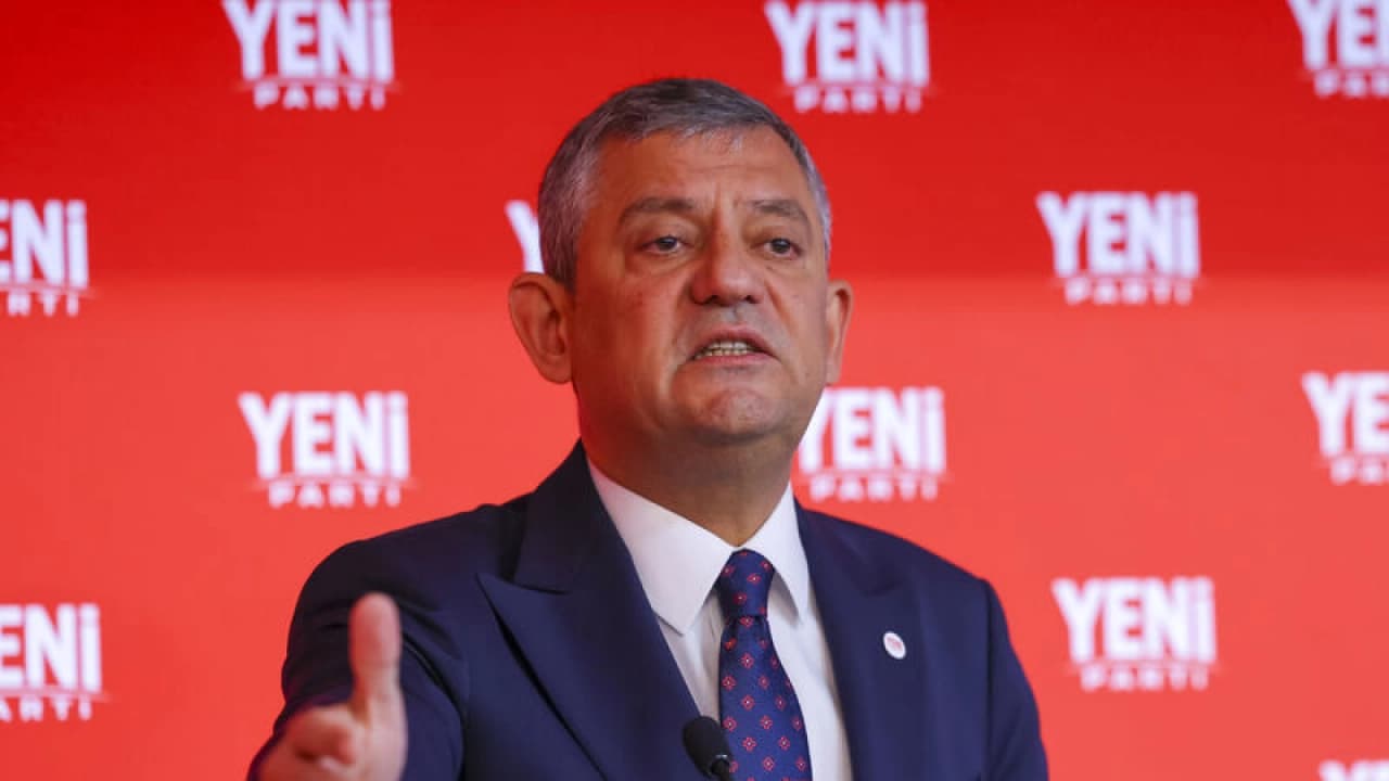 Özgür Özel duyurdu: Mustafa Sarıgül'ün partiyle bağı kalmadı