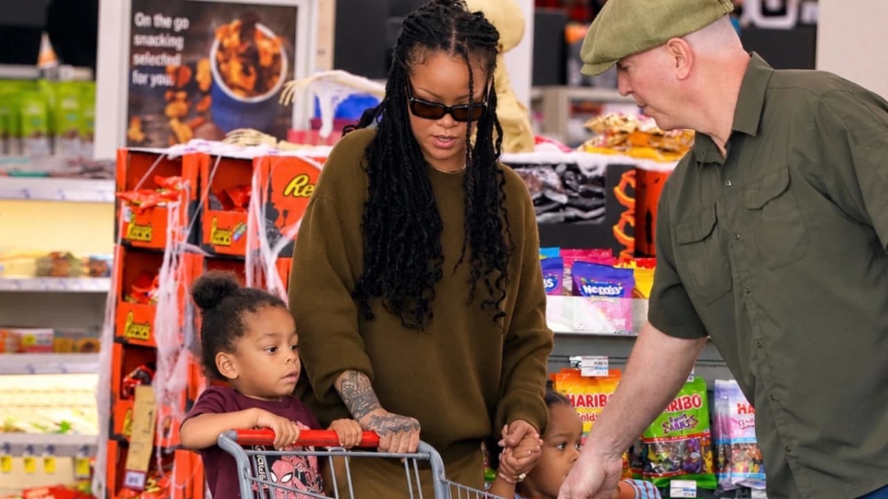 Rihanna Los Angeles'ta çocuklarıyla Cadılar Bayramı alışverişine çıktı