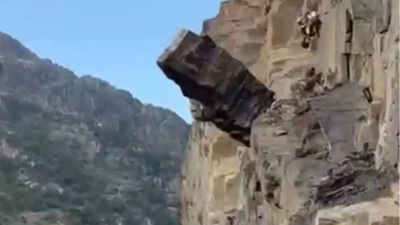 Şırnak'ta riskli yamaçlarda kontrollü kaya düşürme mesaisi