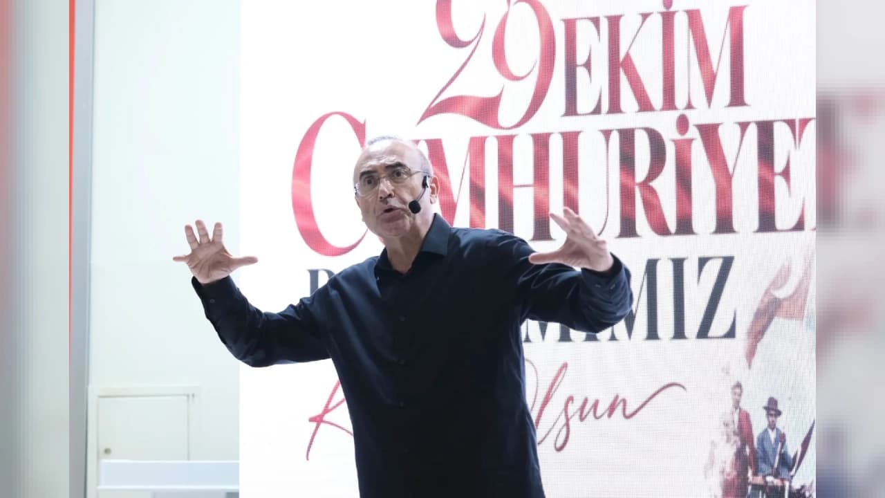 Sunay Akın İzmit'te Cumhuriyet'in kuruluş hikâyesini anlattı