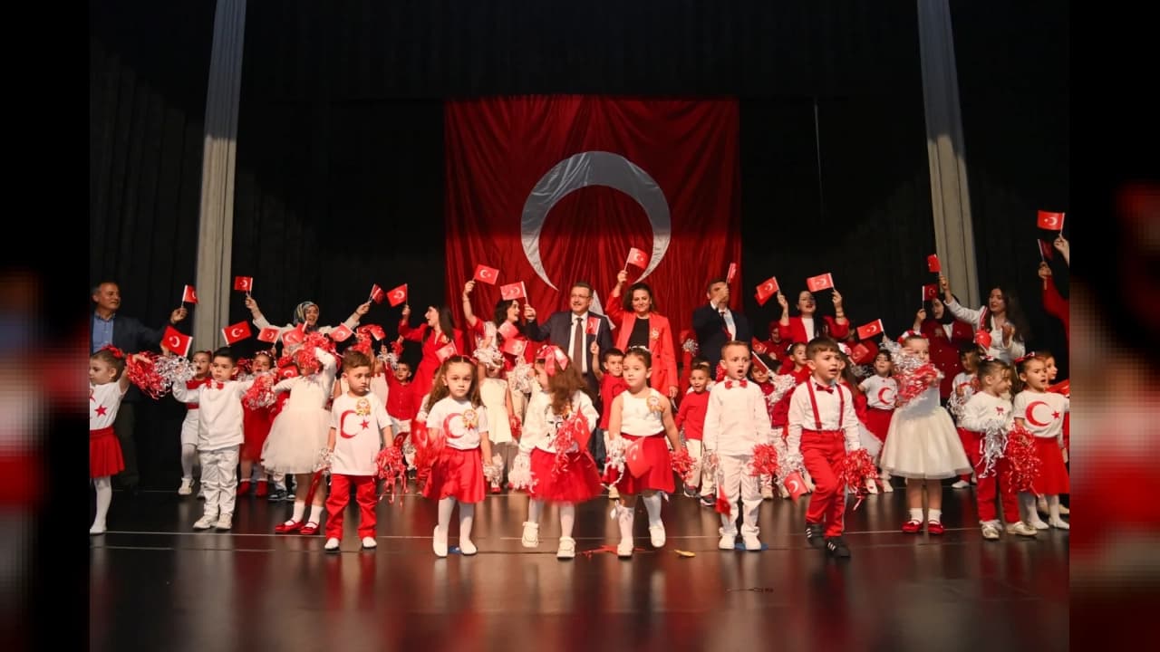 Trabzon'da 3-6 yaş arası minikler Cumhuriyet Balosu'nda coştu