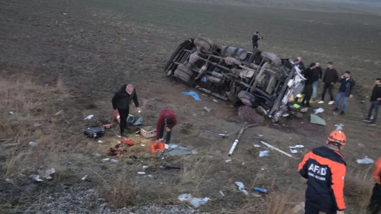 Van'daki trafik kazasında yaralanan polis memuru şehit oldu