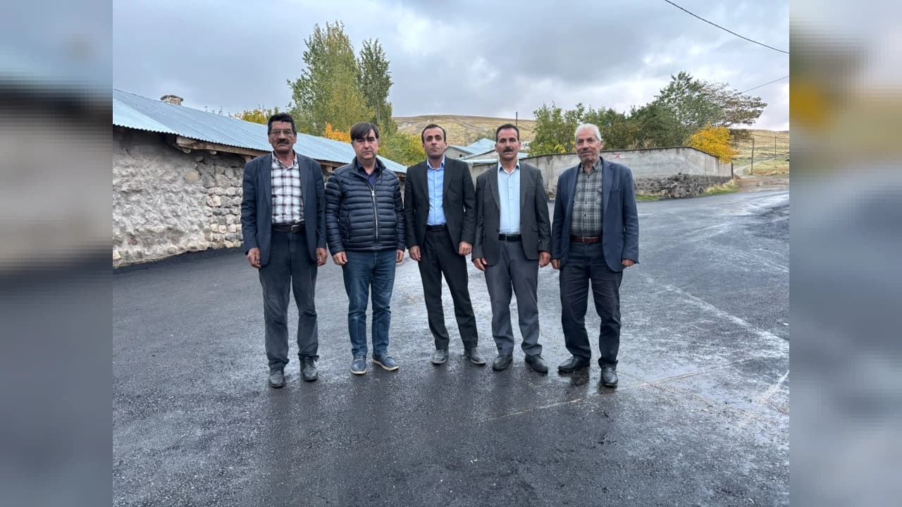 Adilcevaz'da köy yollarındaki sıcak asfalt çalışmaları incelendi