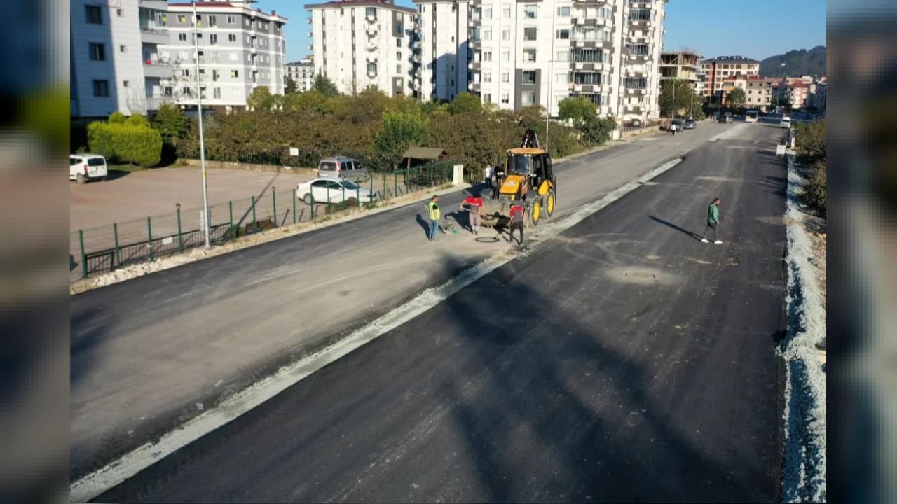 Altınordu'da üniversite yolunda sıcak asfalt çalışması